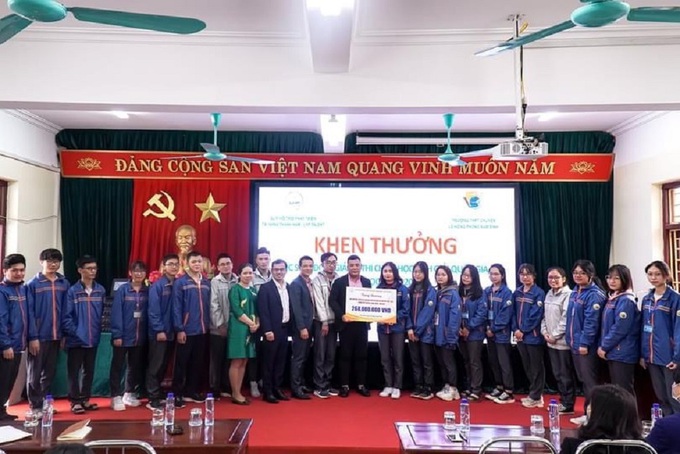 Trao tặng học bổng cho học sinh Nam Định đạt giải Quốc gia