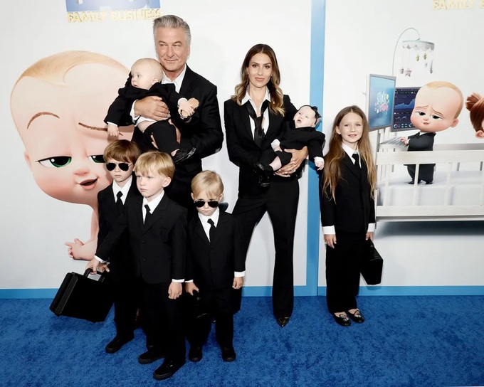 Vợ của tài tử Alec Baldwin đáp trả chỉ trích chuyện cha già, con cọc