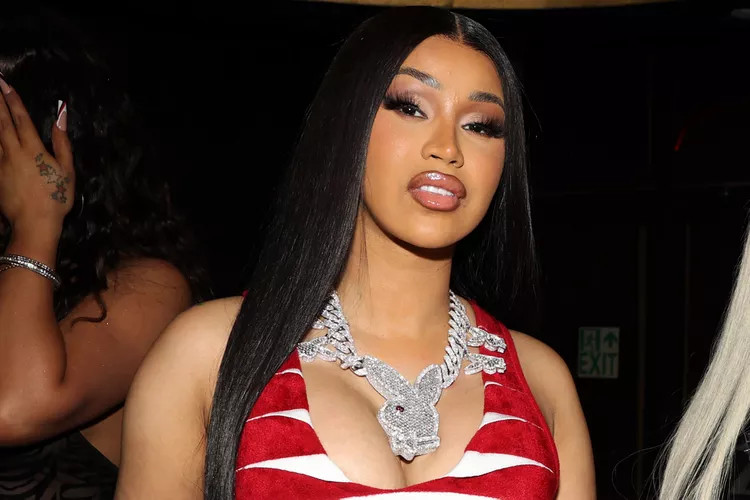 Cardi B khả năng bị kết tội bạo hành khi ném micro vào đầu khán giả