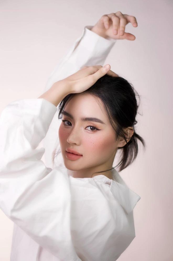 Bộ ảnh khiến em gái Angela Phương Trinh vướng tranh cãi